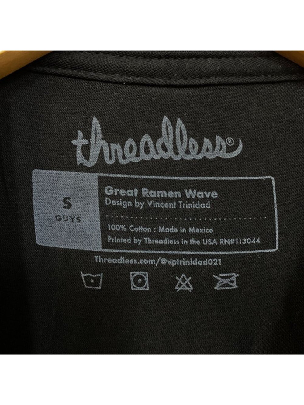 Threadless The Great Ramen Monster Wave of Kanagawa T-Shirt Small - Picture 4 of 4